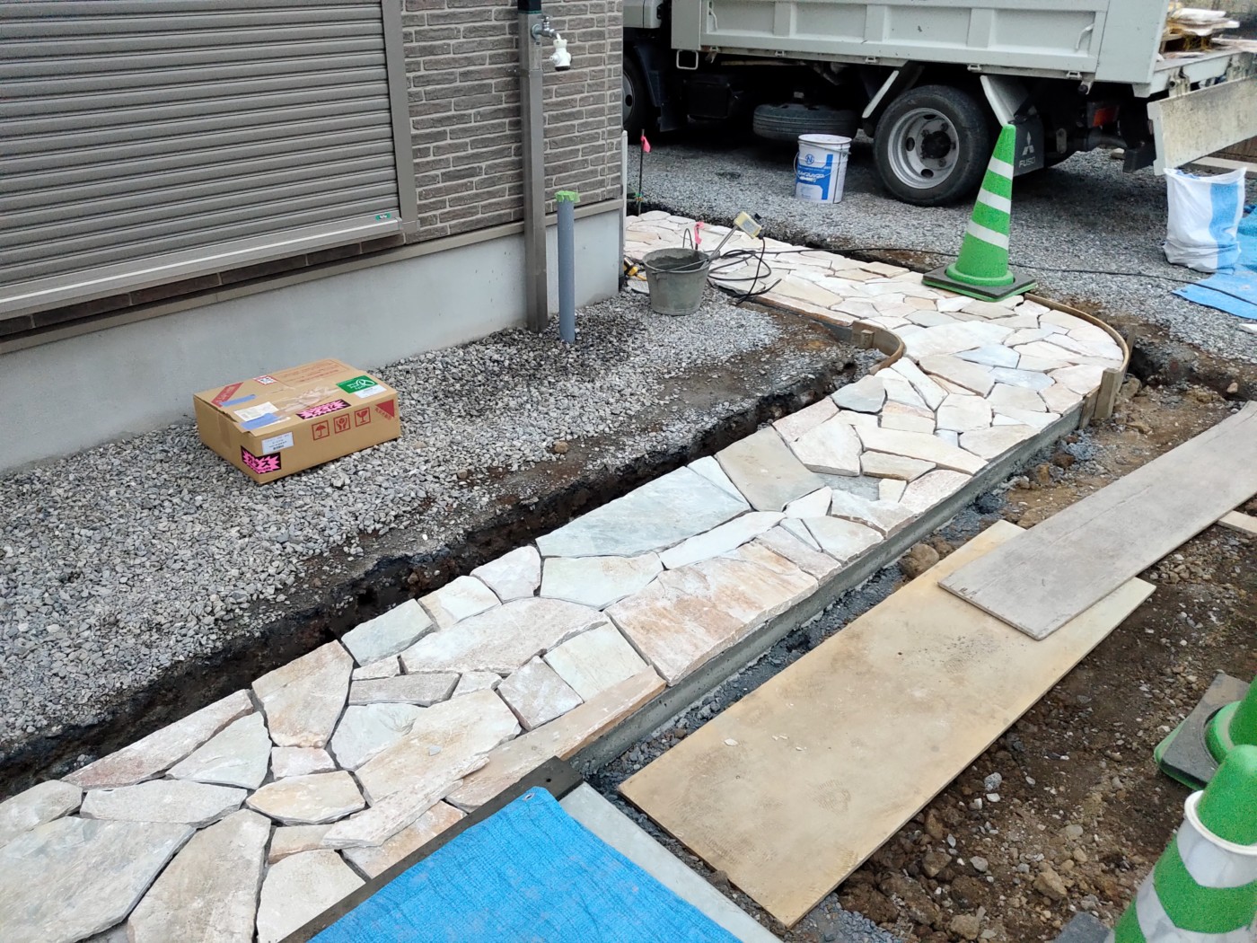 石張り工事が進みます 夢咲ガーデン 埼玉県 秩父市 エクステリア ガーデン プールのことならお任せください